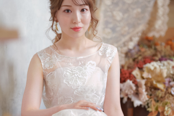 レースのドレスを着た新婦のアップ