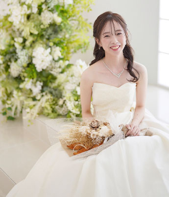 階段に座る純白ドレスの新婦