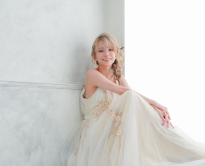 ウェディングドレスの女性