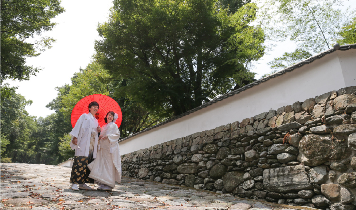 チャペルで佇む新郎新婦