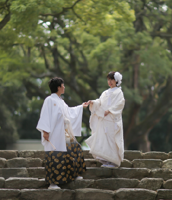 レースのドレスを着た新婦のアップ