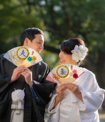 階段に座る純白ドレスの新婦