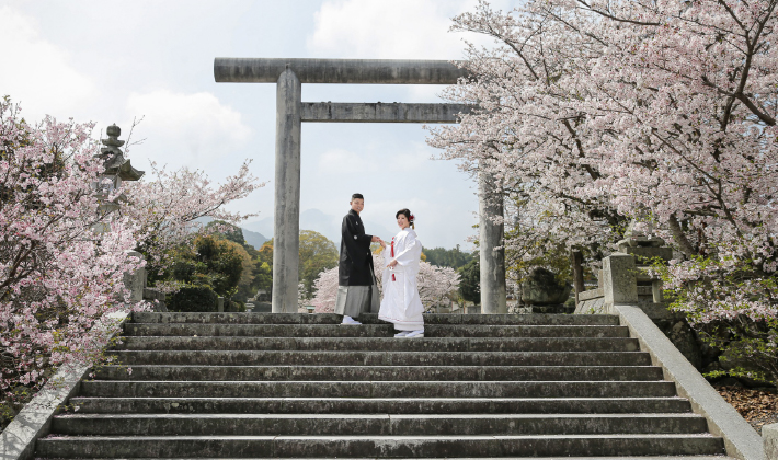 チャペルで佇む新郎新婦