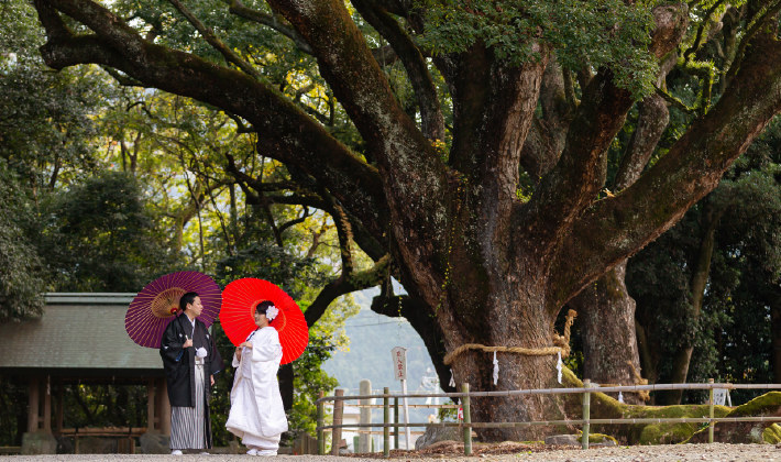 チャペルで佇む新郎新婦